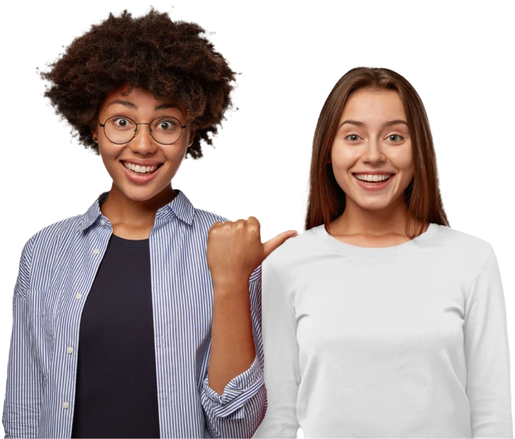 Duas clientes satisfeitas, uma indicando a outra